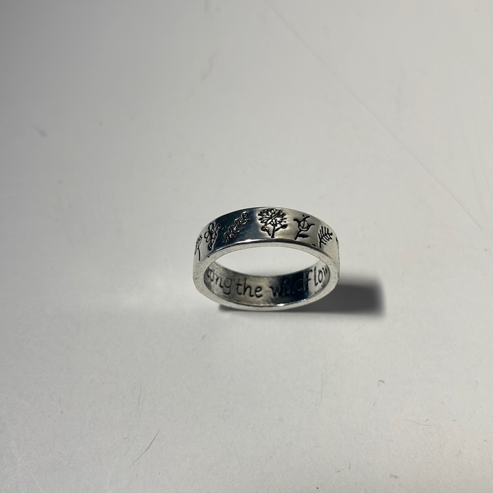 Engraved sterling silver ring with wild flower pattern